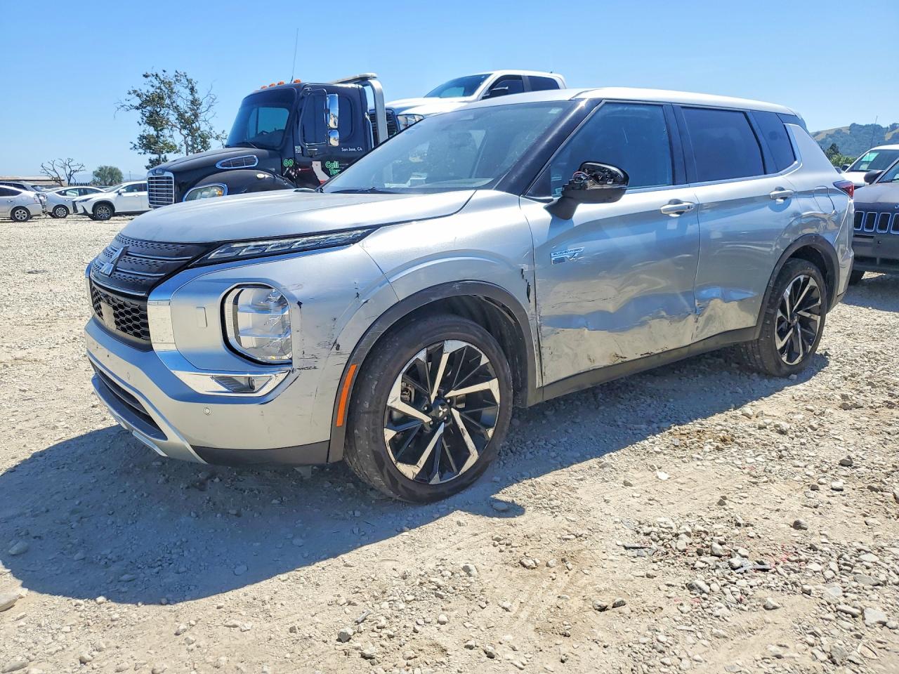Salvage Mitsubishi Outlander Image