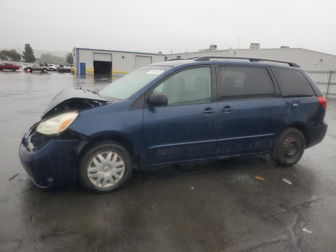 Salvage Toyota Sienna Image