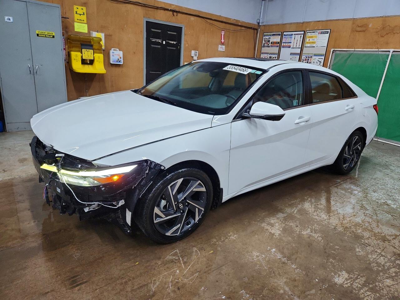Salvage Hyundai ELANTRA Image
