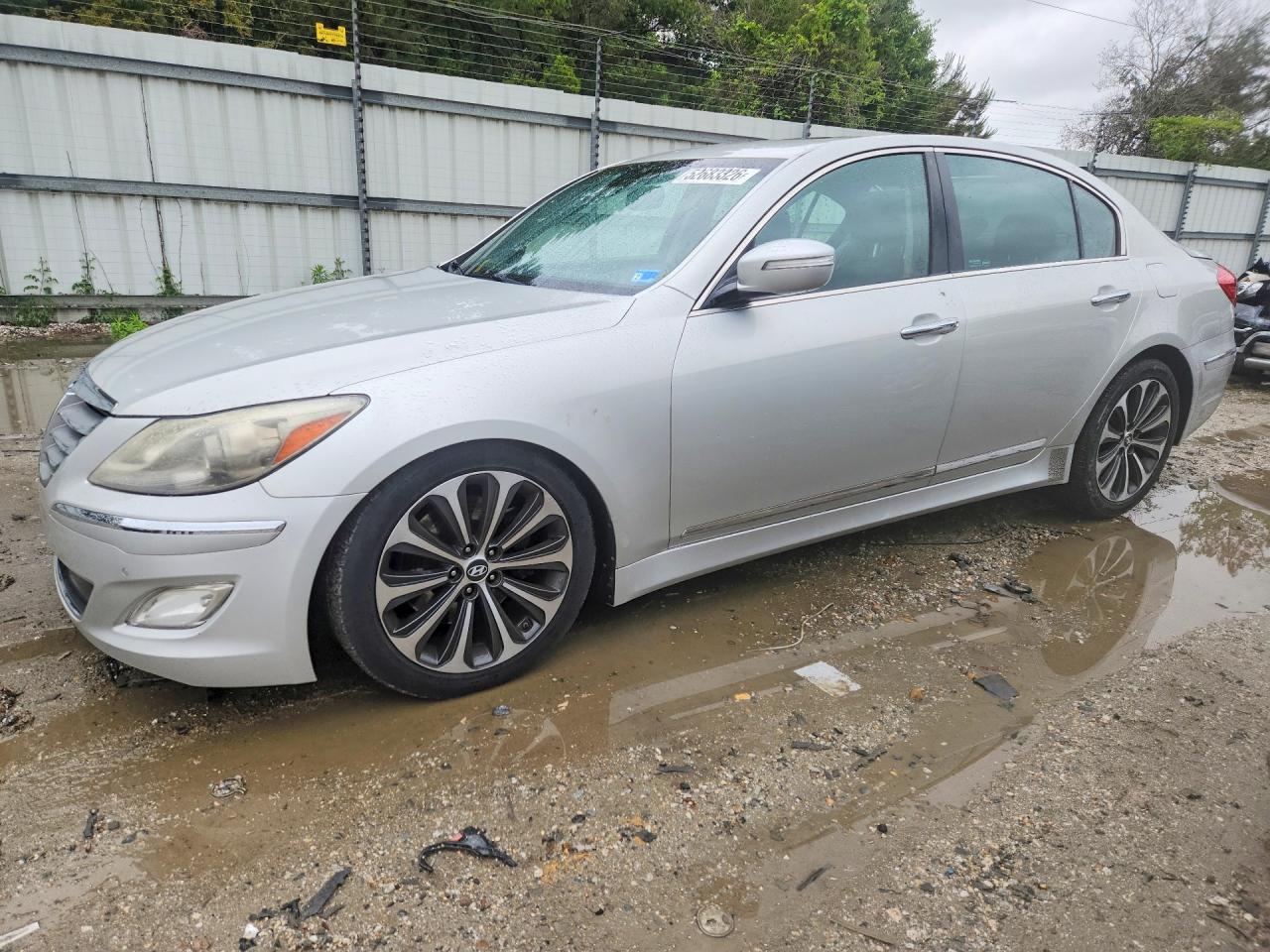 Salvage Hyundai Genesis Image