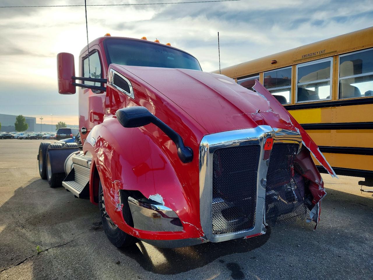 Salvage Kenworth Construction Image