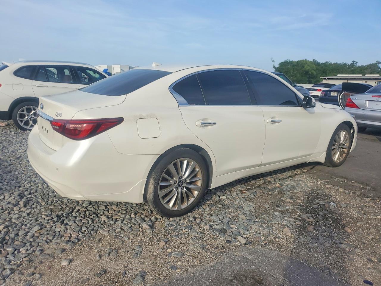 INFINITI Q50 Luxe