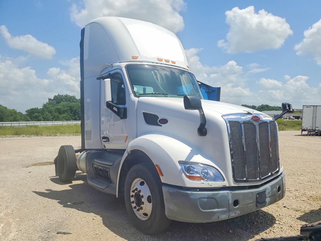 Salvage Peterbilt 579 Image