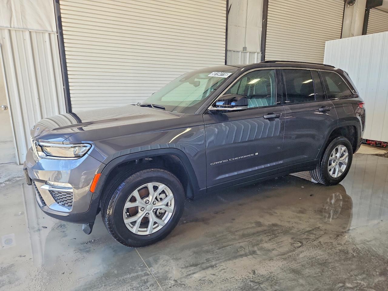 Salvage Jeep Cherokee Image