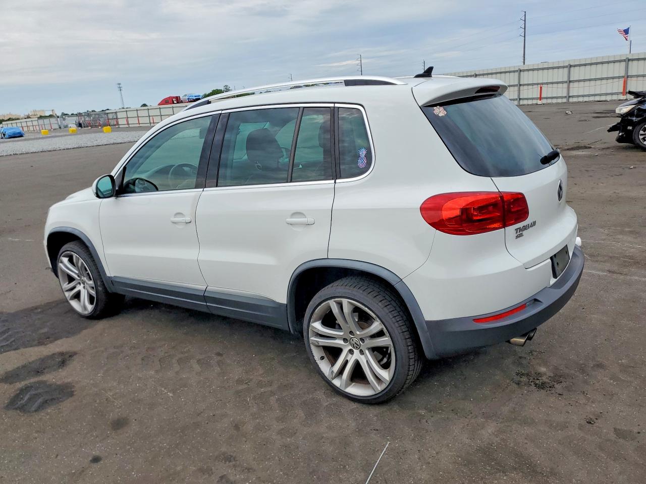 Volkswagen Tiguan S