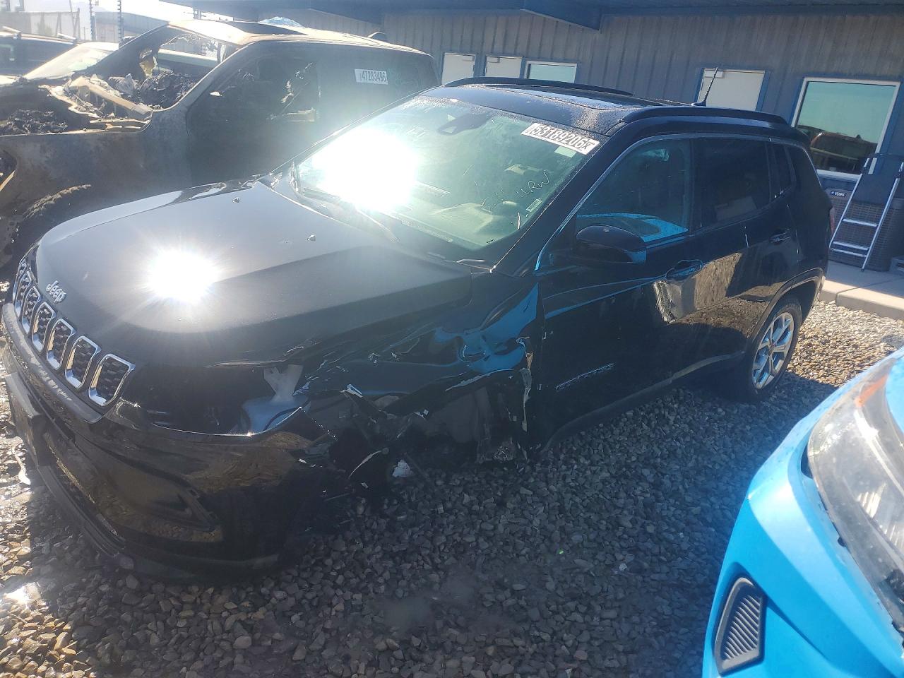 Salvage Jeep Compass Image