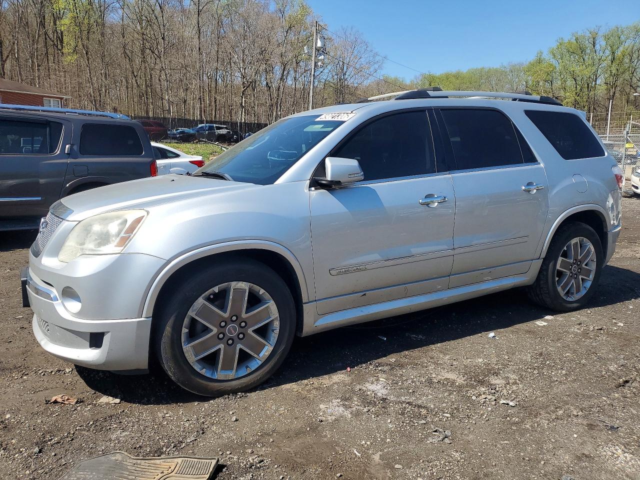Salvage GMC Acadia Image