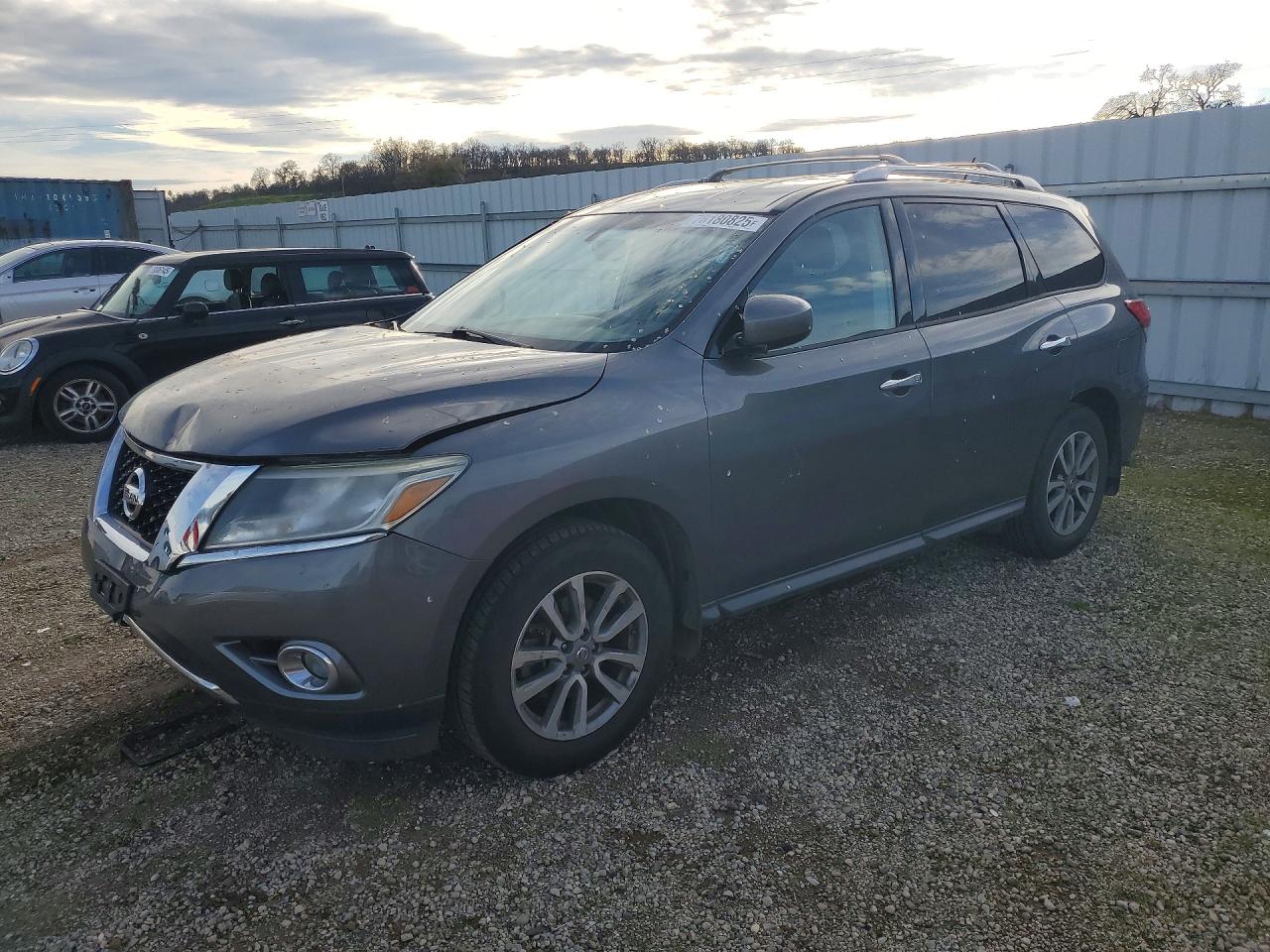 Salvage Nissan Pathfinder Image