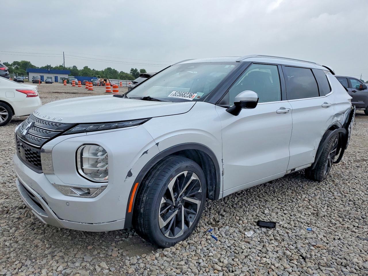 Salvage Mitsubishi Outlander Image