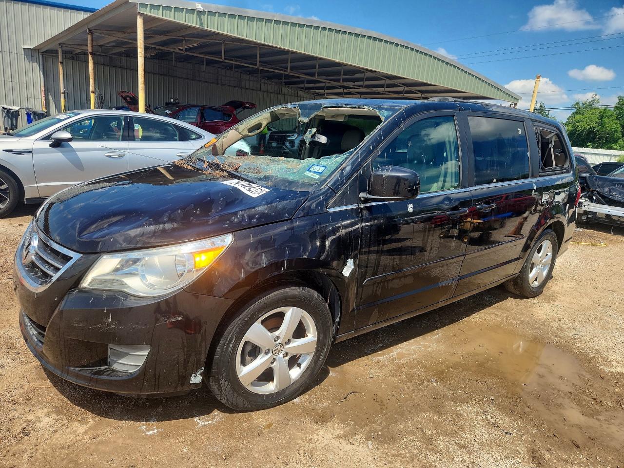 Salvage Volkswagen Routan Image