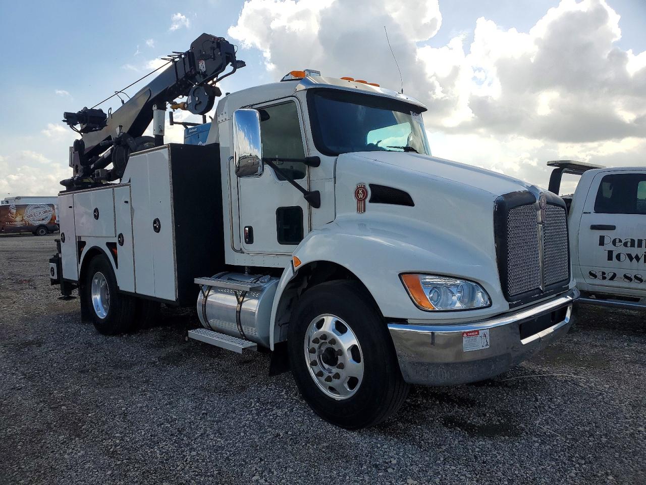 Salvage Kenworth Construction Image