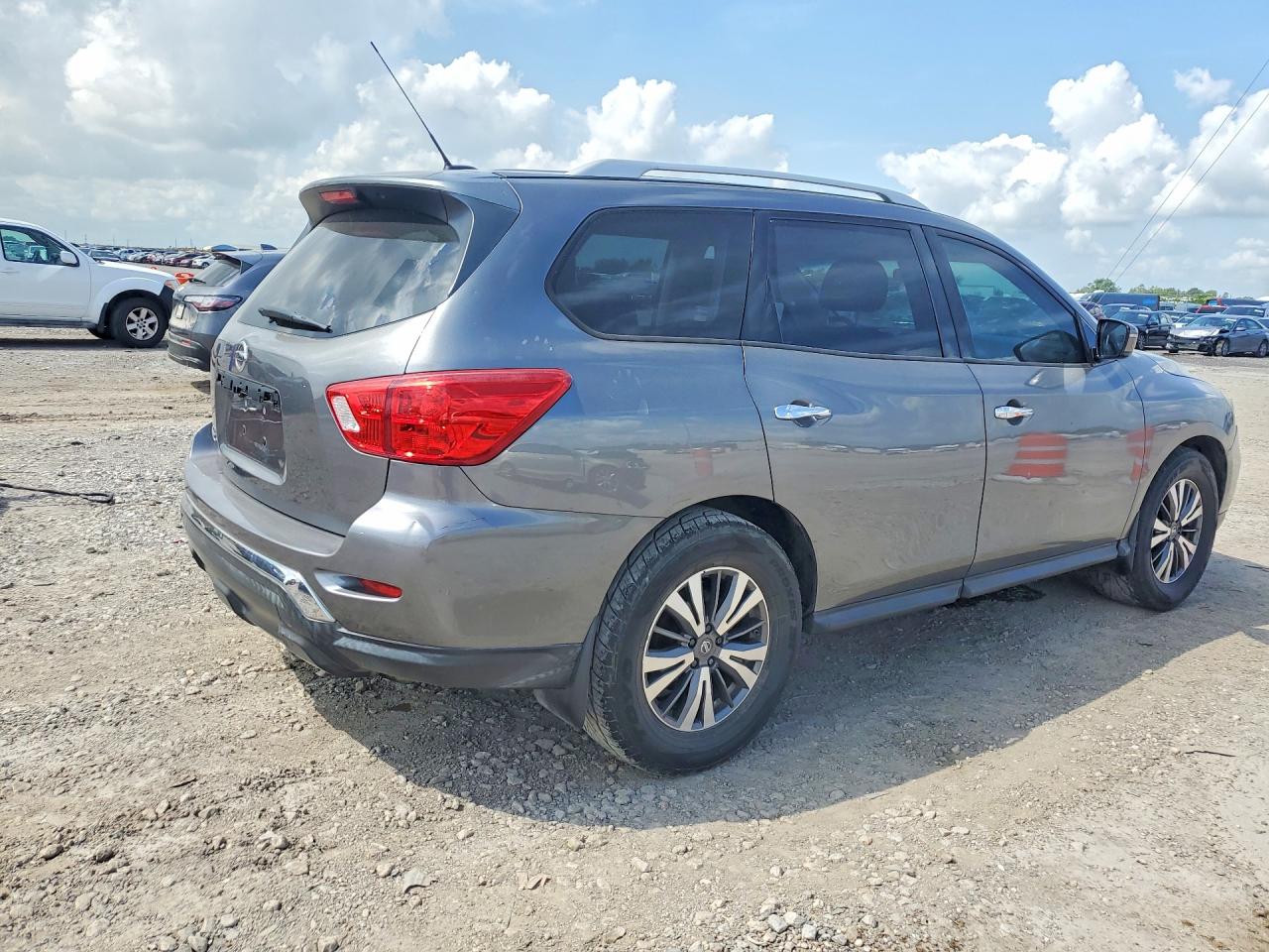 Nissan Pathfinder S