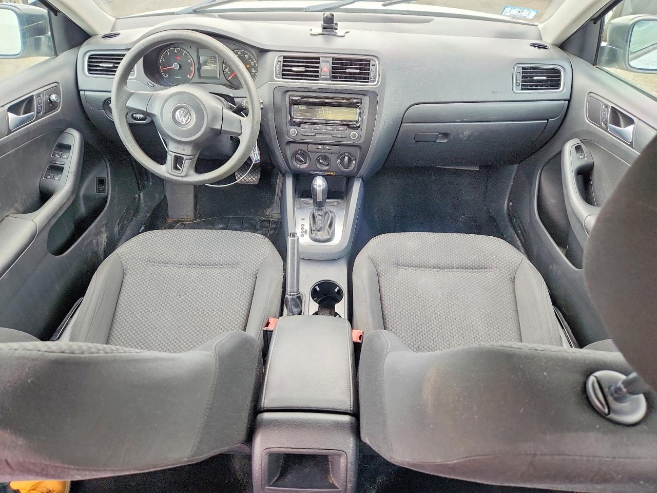 Volkswagen Jetta Base