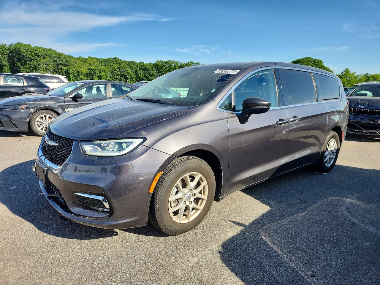 Salvage Chrysler Pacifica Image