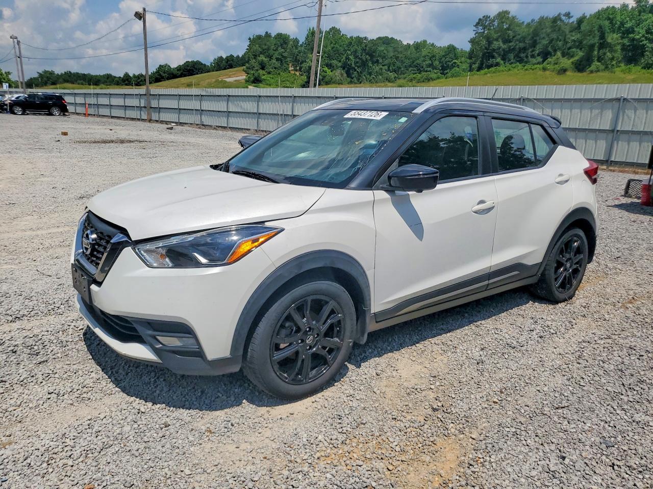Salvage Nissan Kicks Image