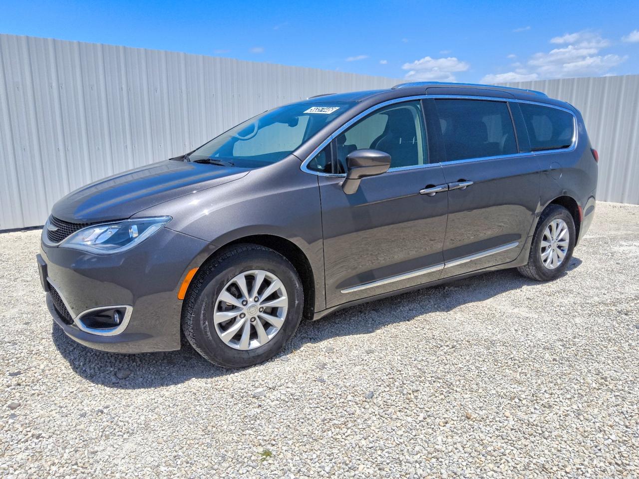 Salvage Chrysler Pacifica Image