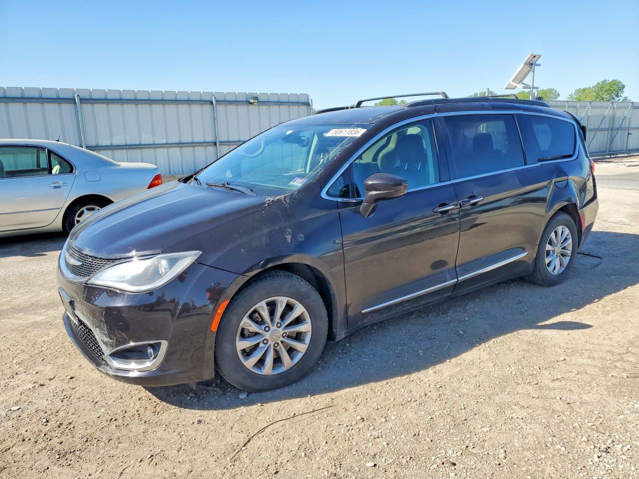 Salvage Chrysler Pacifica Image