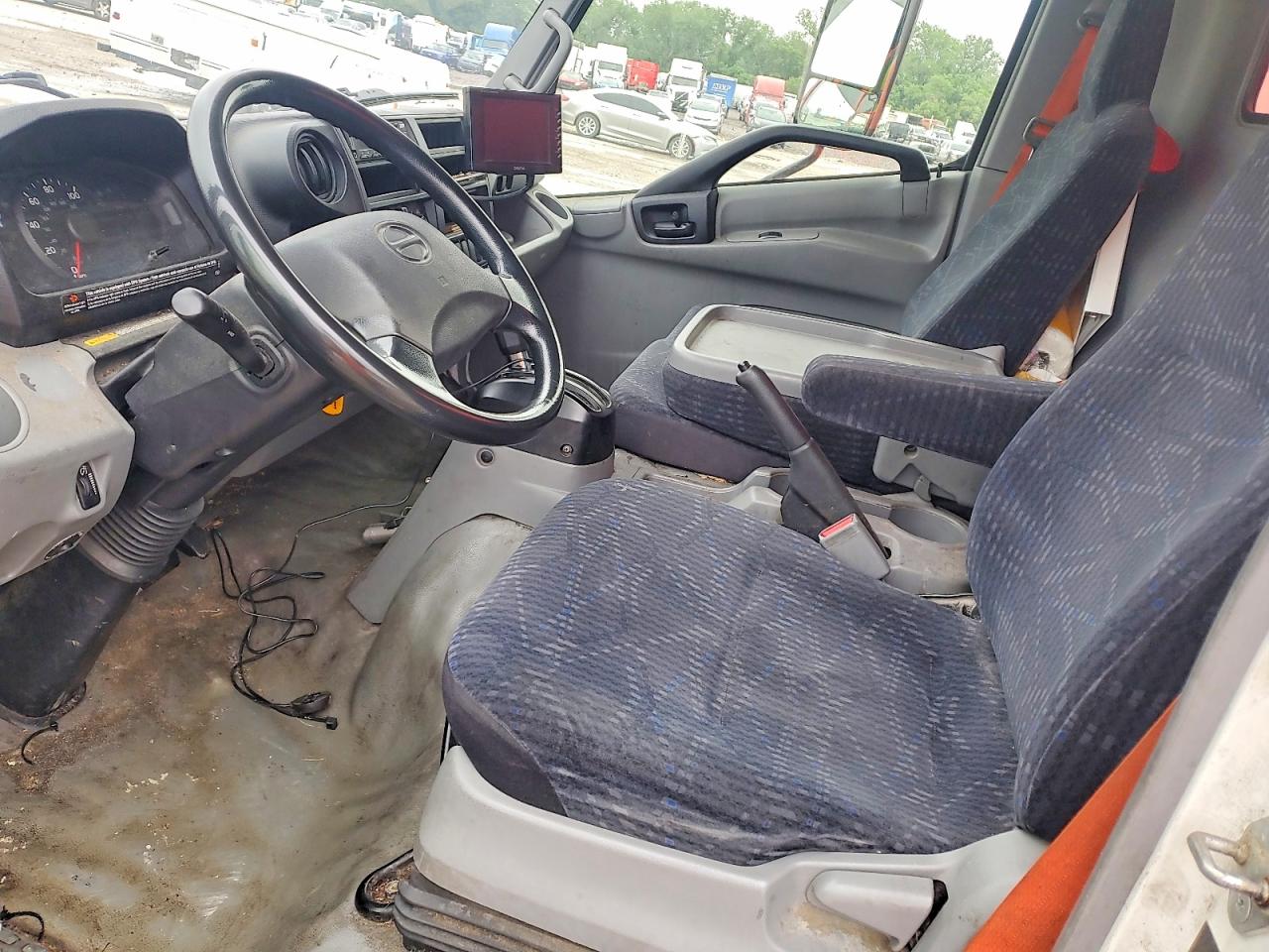 Hino 195