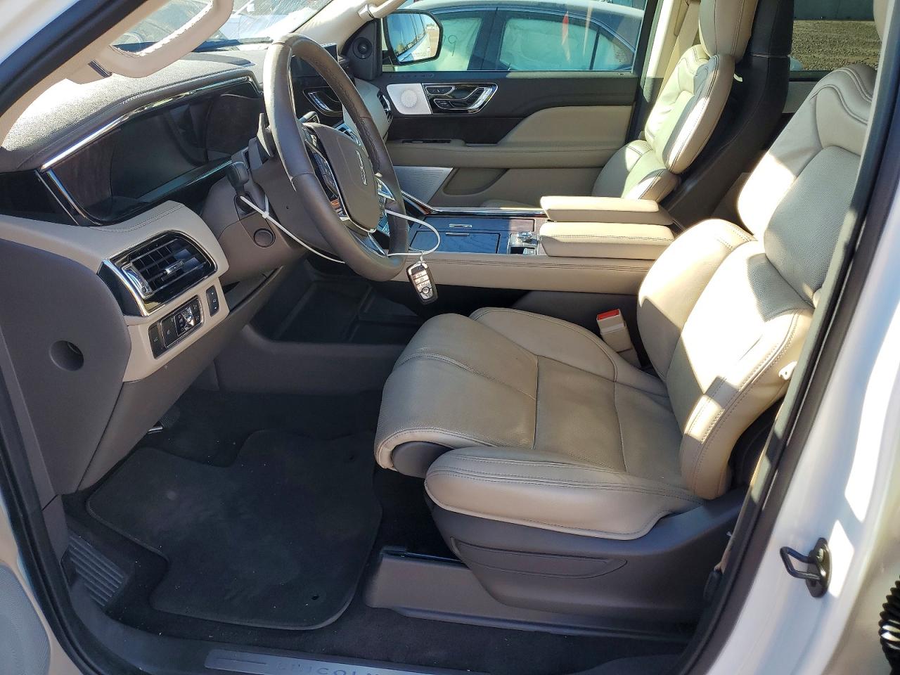 Salvage Lincoln Navigator Image