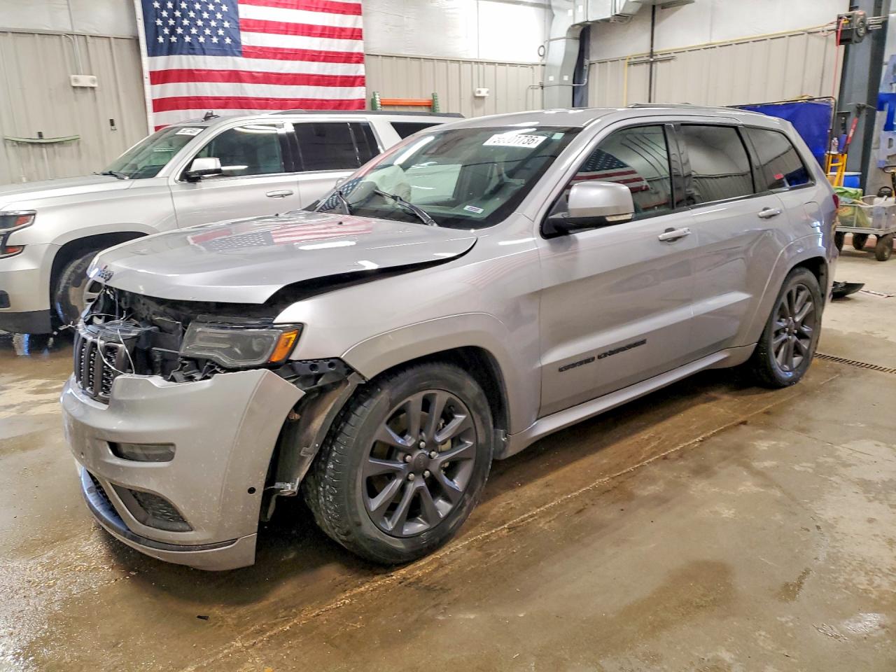 Salvage Jeep Cherokee Image