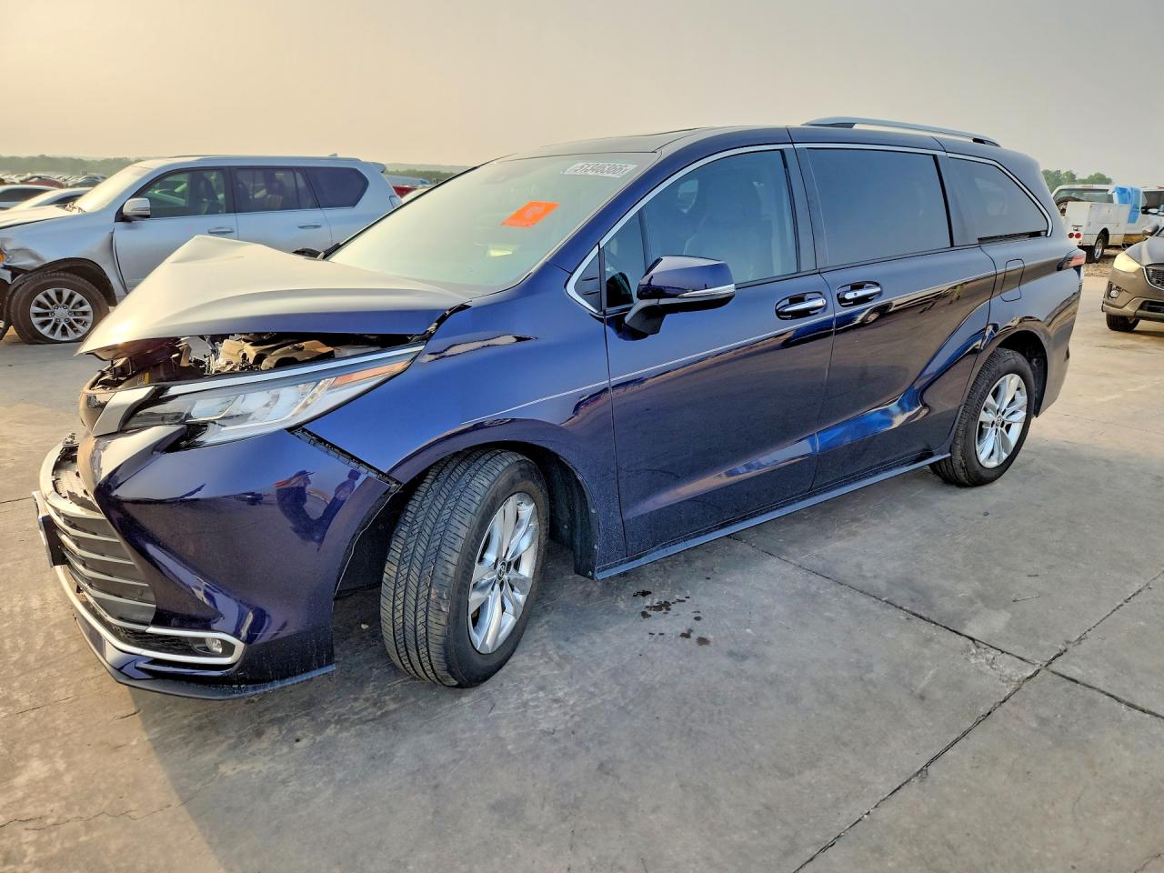 Salvage Toyota Sienna Image