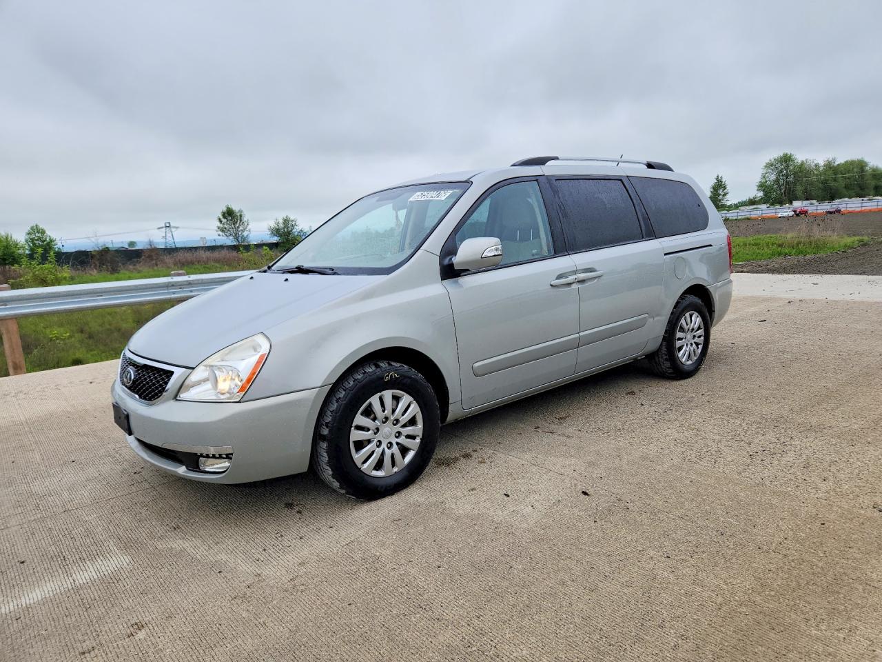 Salvage Kia Sedona Image