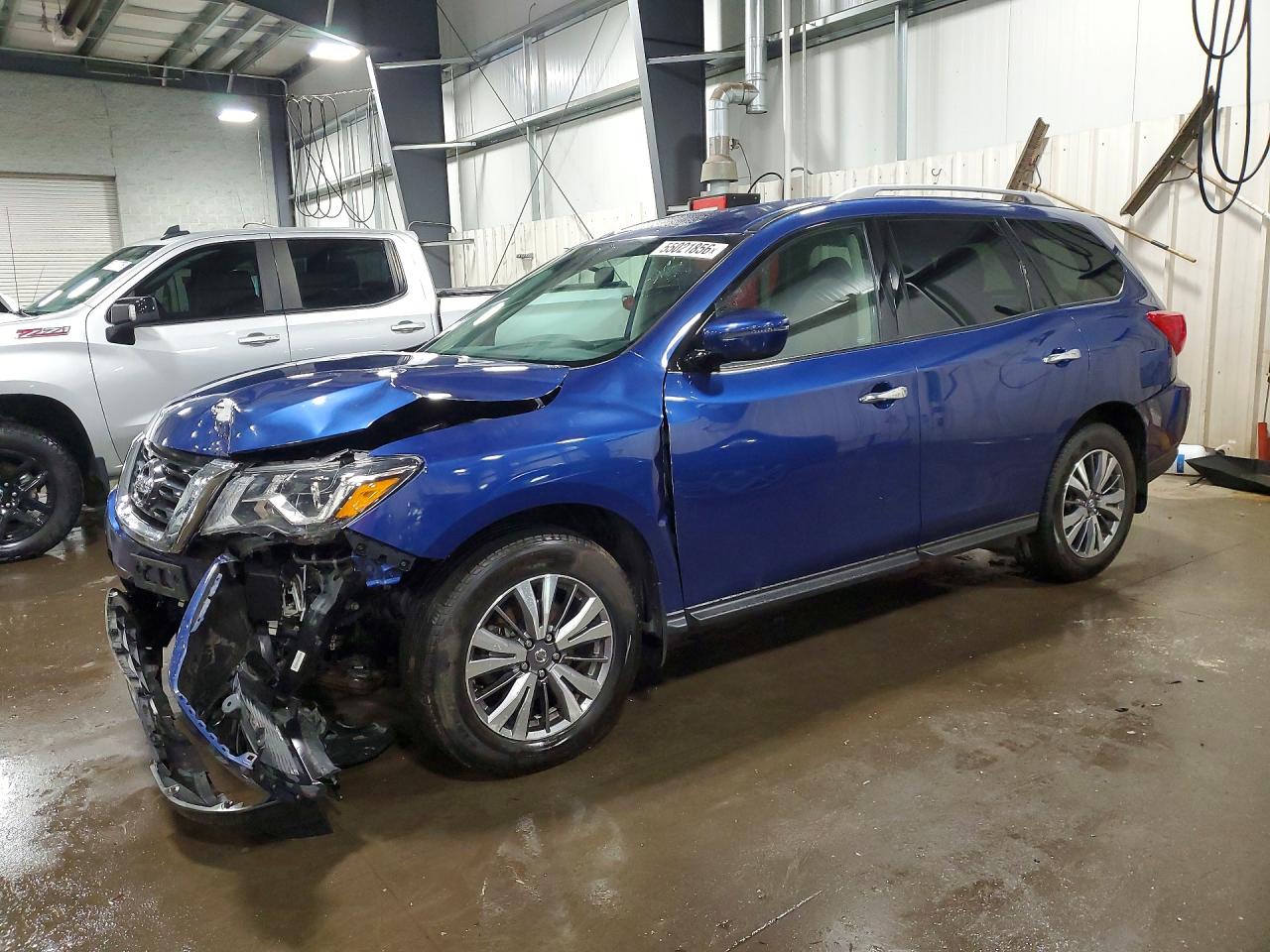 Salvage Nissan Pathfinder Image