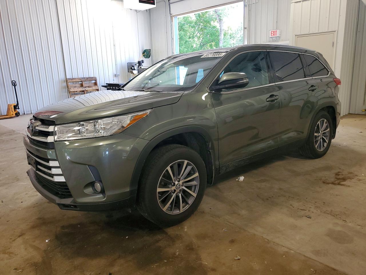 Salvage Toyota Highlander Image