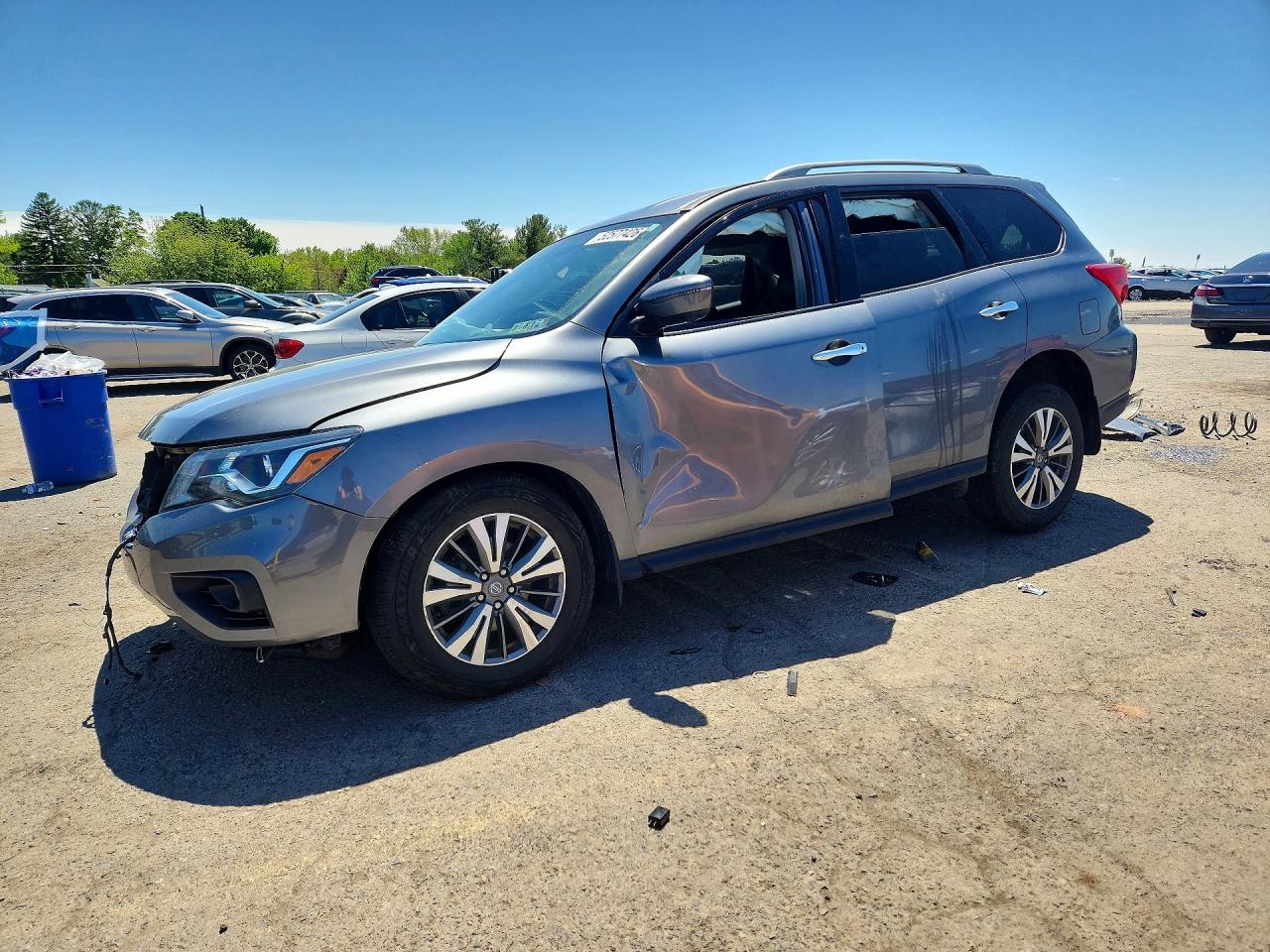 Salvage Nissan Pathfinder Image