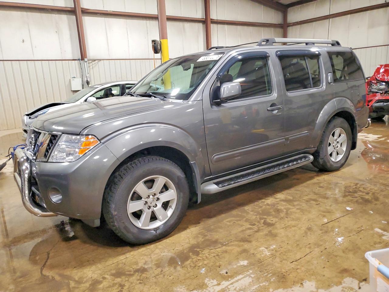 Salvage Nissan Pathfinder Image