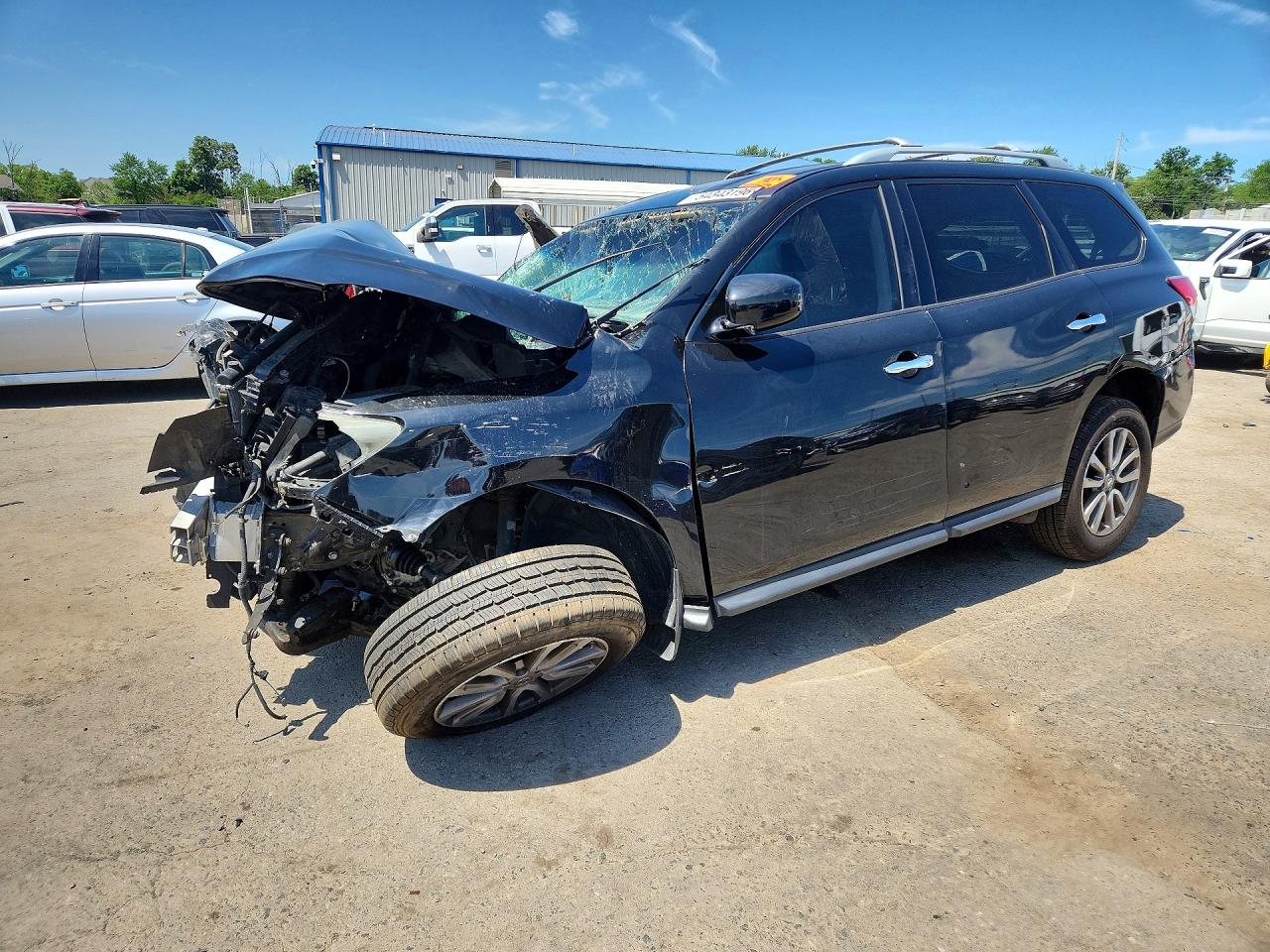 Salvage Nissan Pathfinder Image