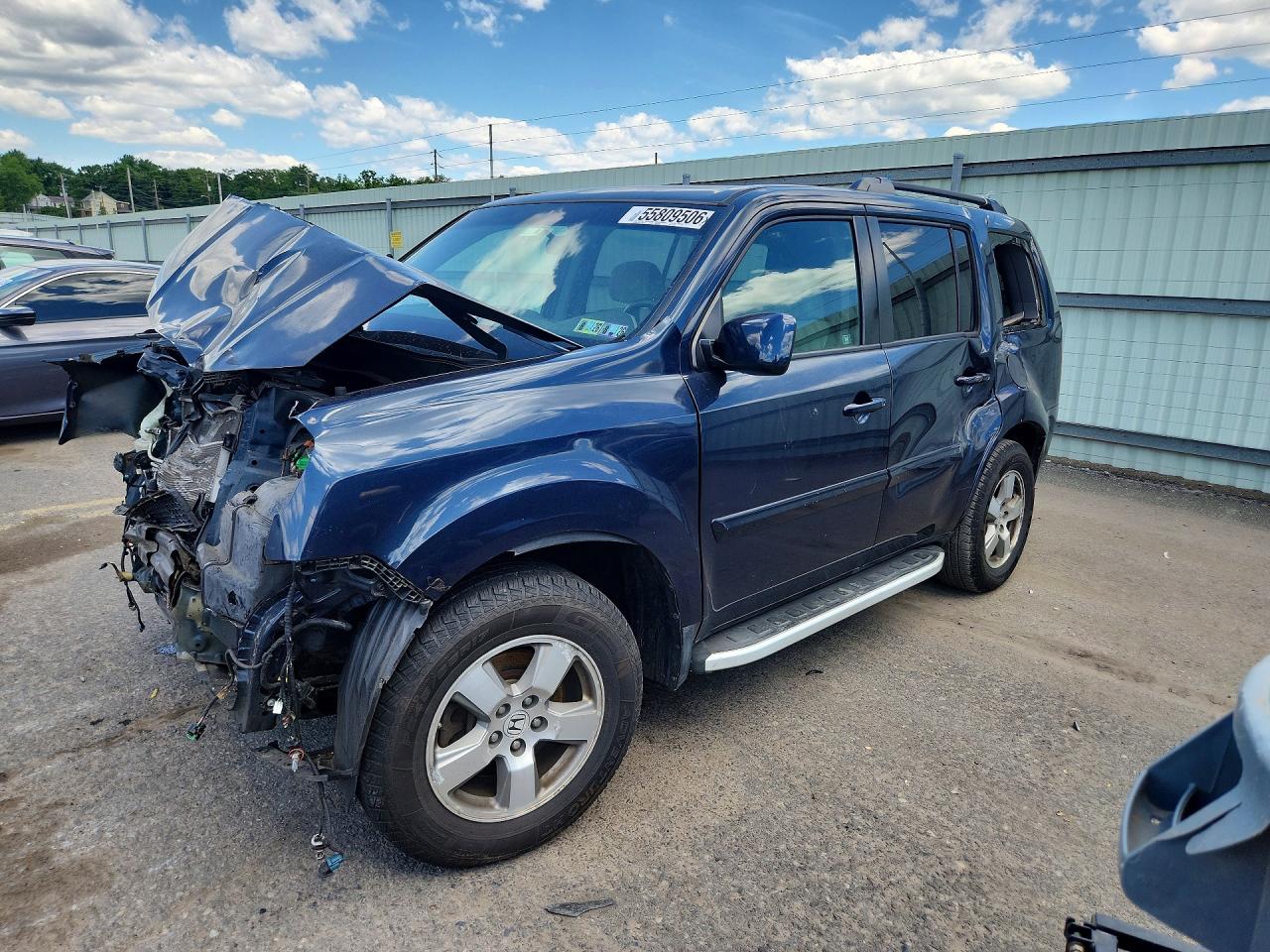 Salvage Honda Pilot Image