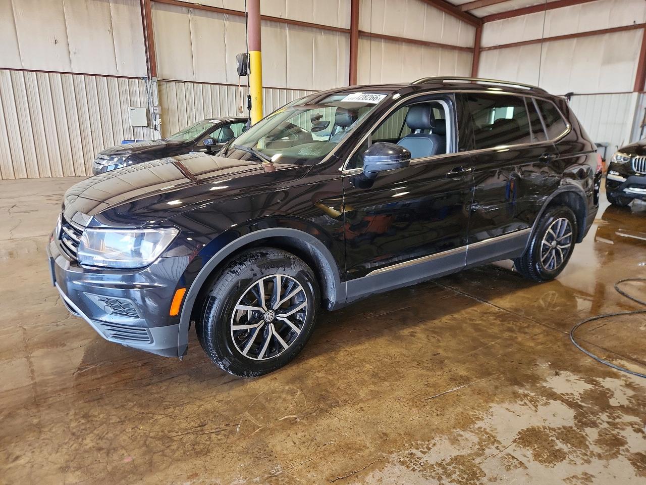 Salvage Volkswagen Tiguan Image