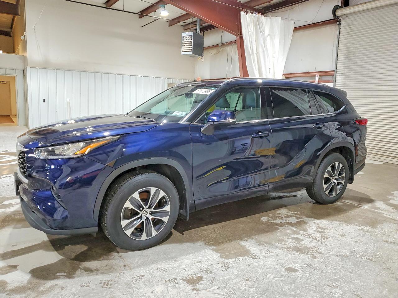 Salvage Toyota Highlander Image