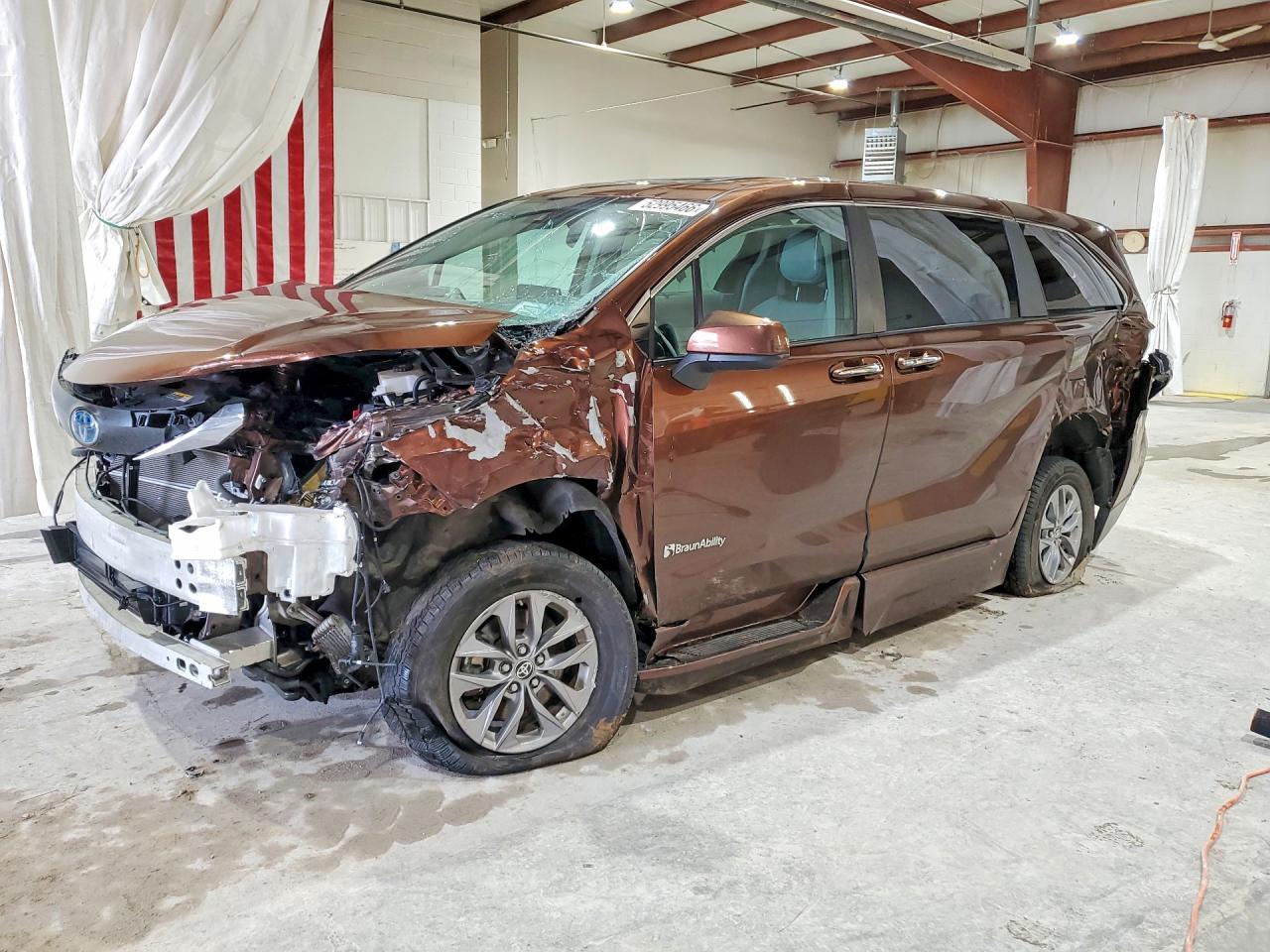 Salvage Toyota Sienna Image