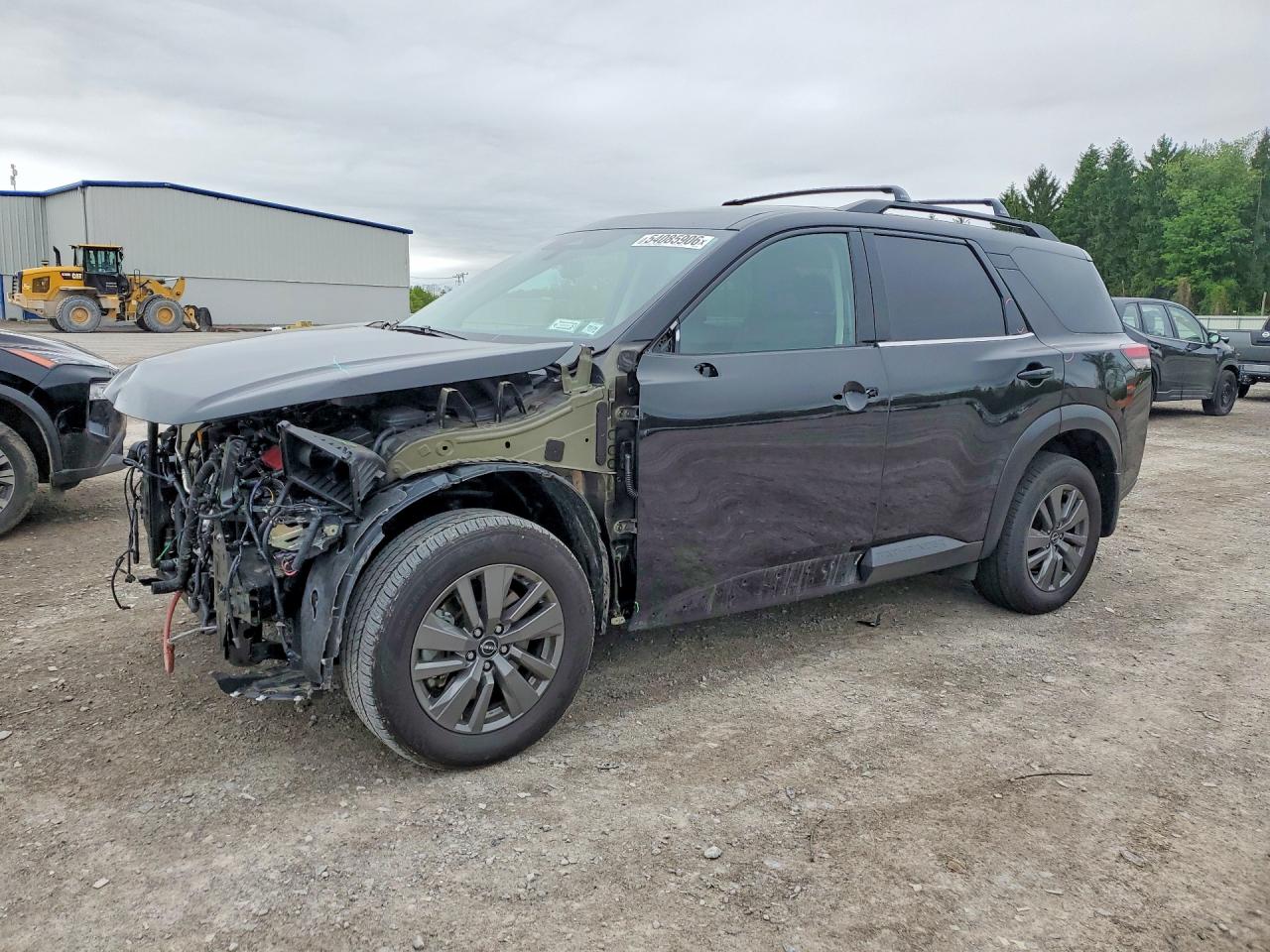Salvage Nissan Pathfinder Image