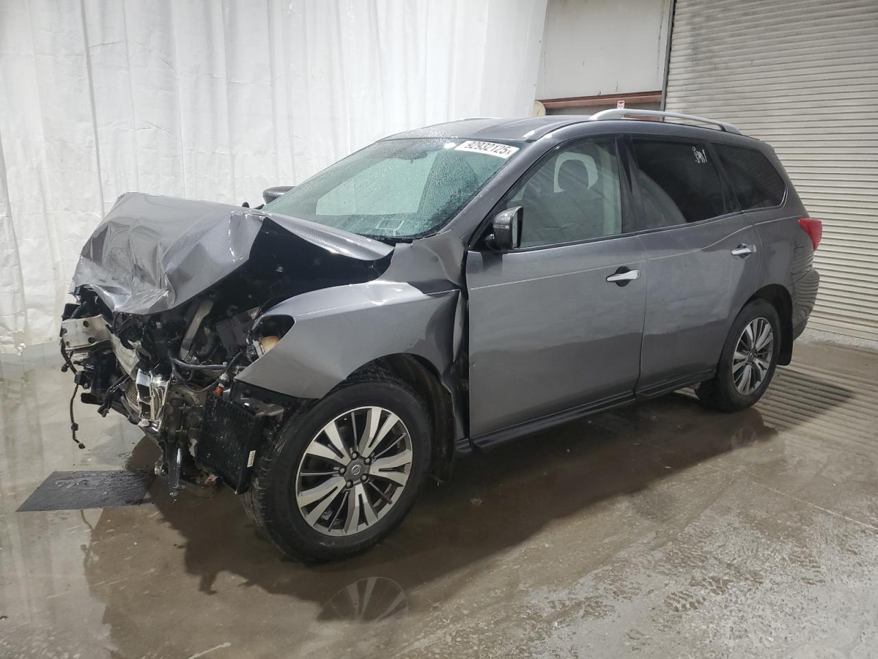 Salvage Nissan Pathfinder Image