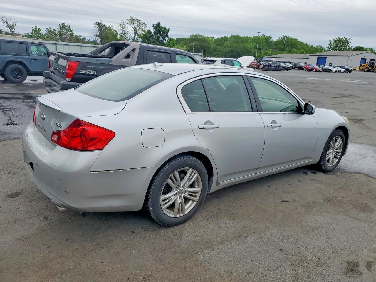 INFINITI G37 X