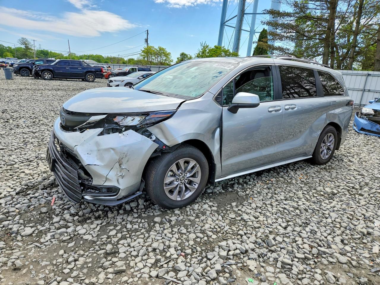 Salvage Toyota Sienna Image