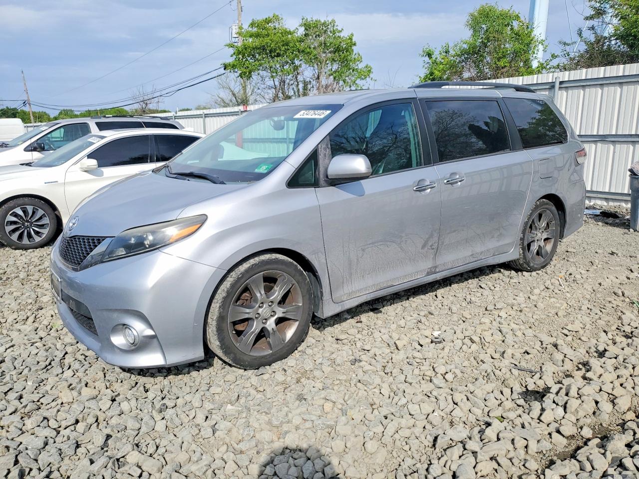 Salvage Toyota Sienna Image