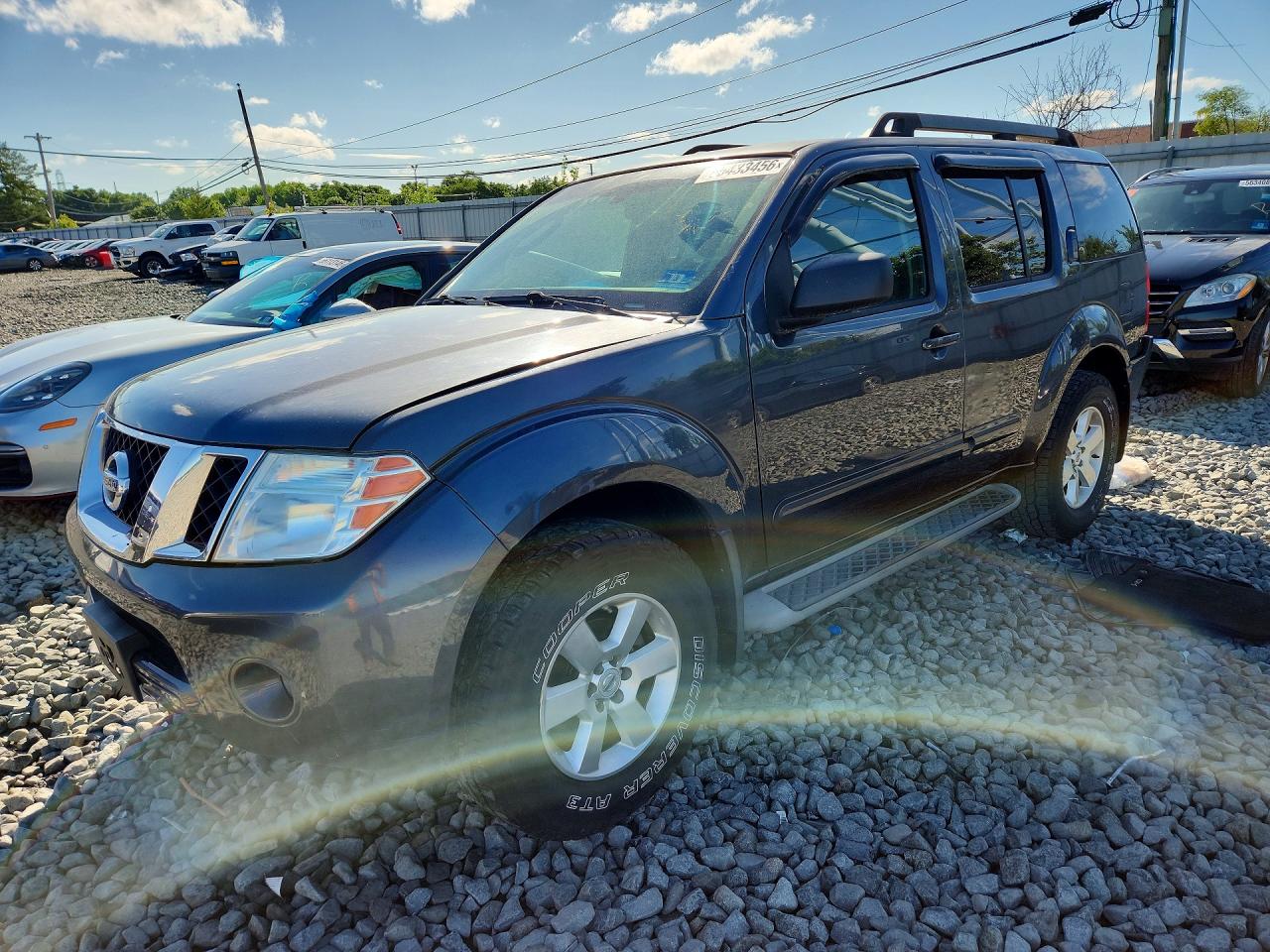 Salvage Nissan Pathfinder Image