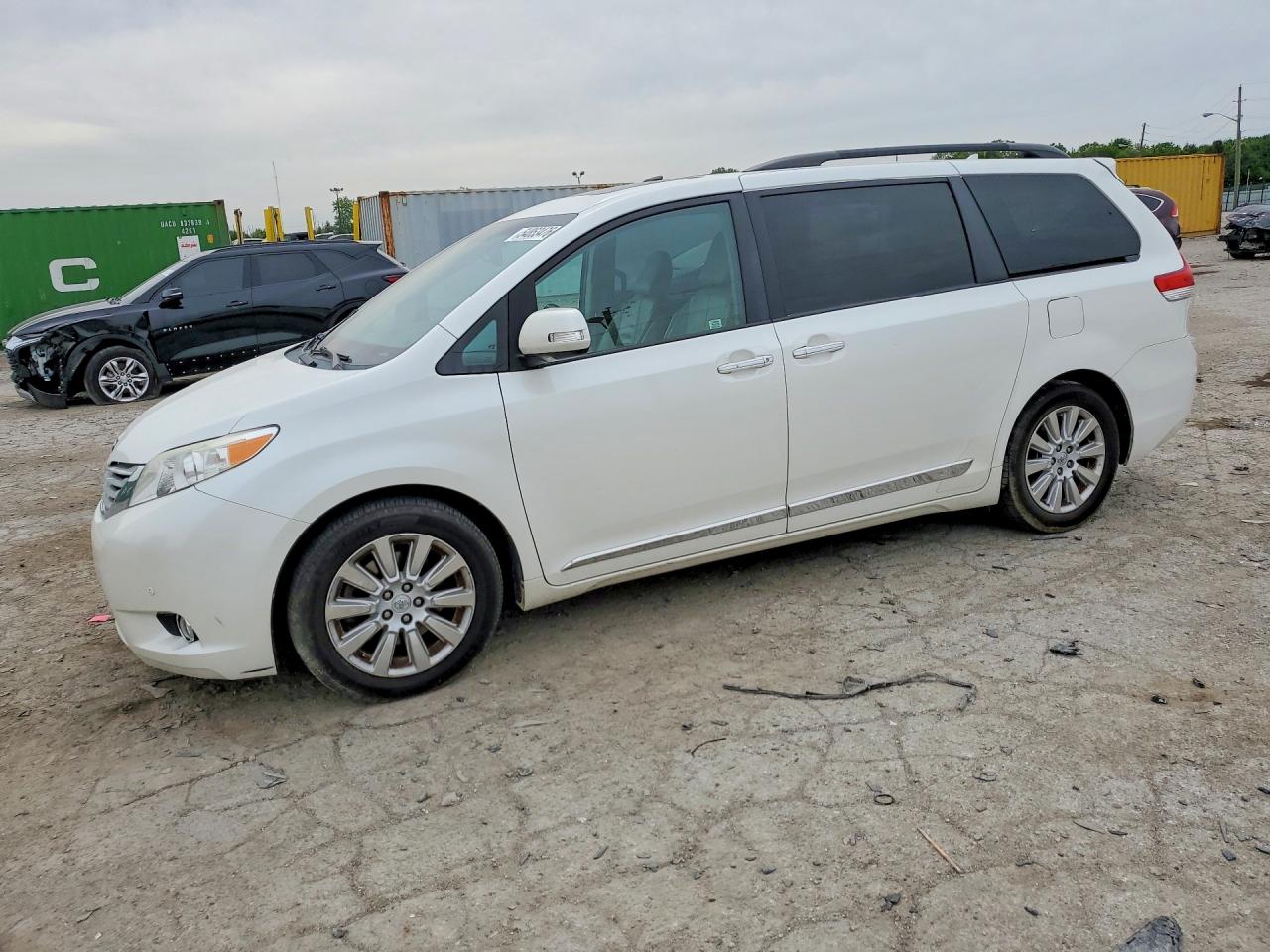 Salvage Toyota Sienna Image