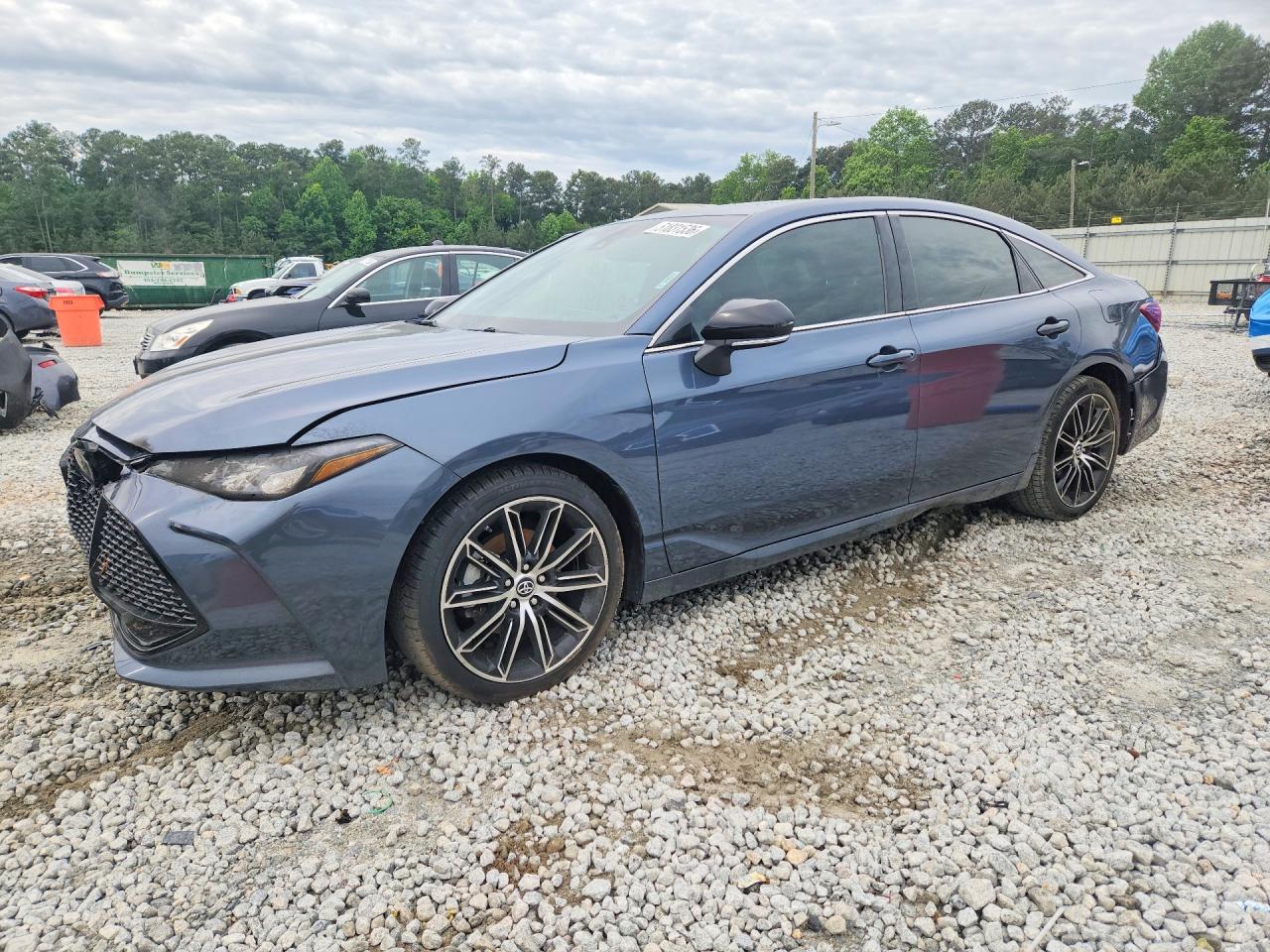Salvage Toyota Avalon Image