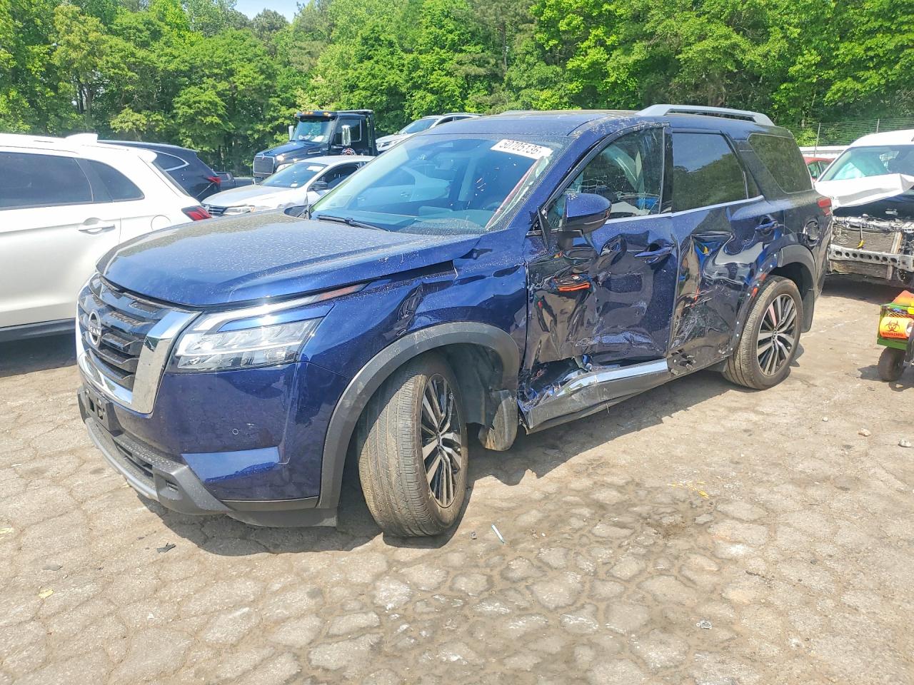 Salvage Nissan Pathfinder Image