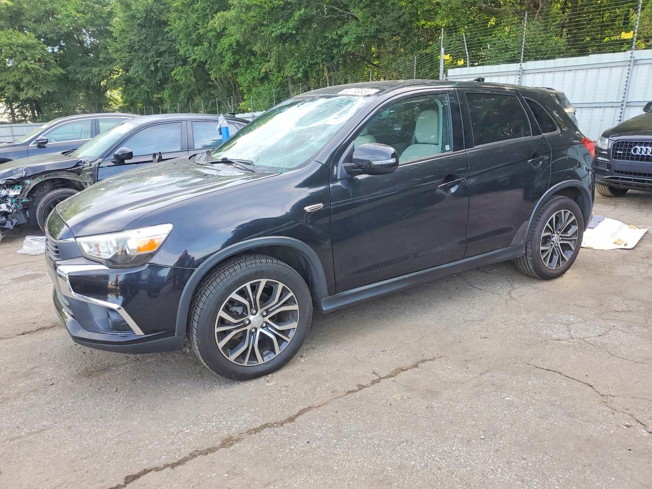 Salvage Mitsubishi Outlander Image