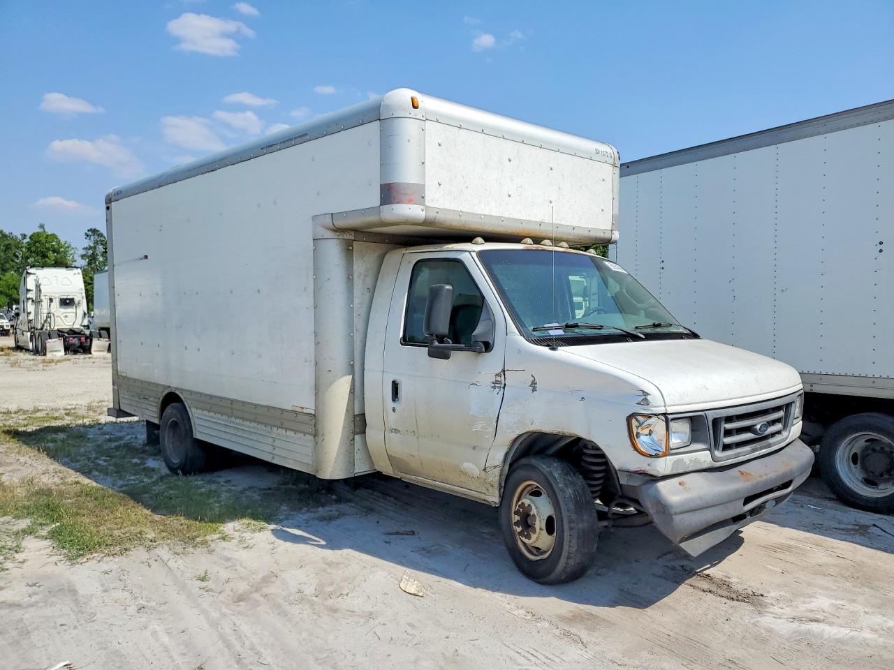 Ford Econoline E450 Super Duty Cutaway Van
