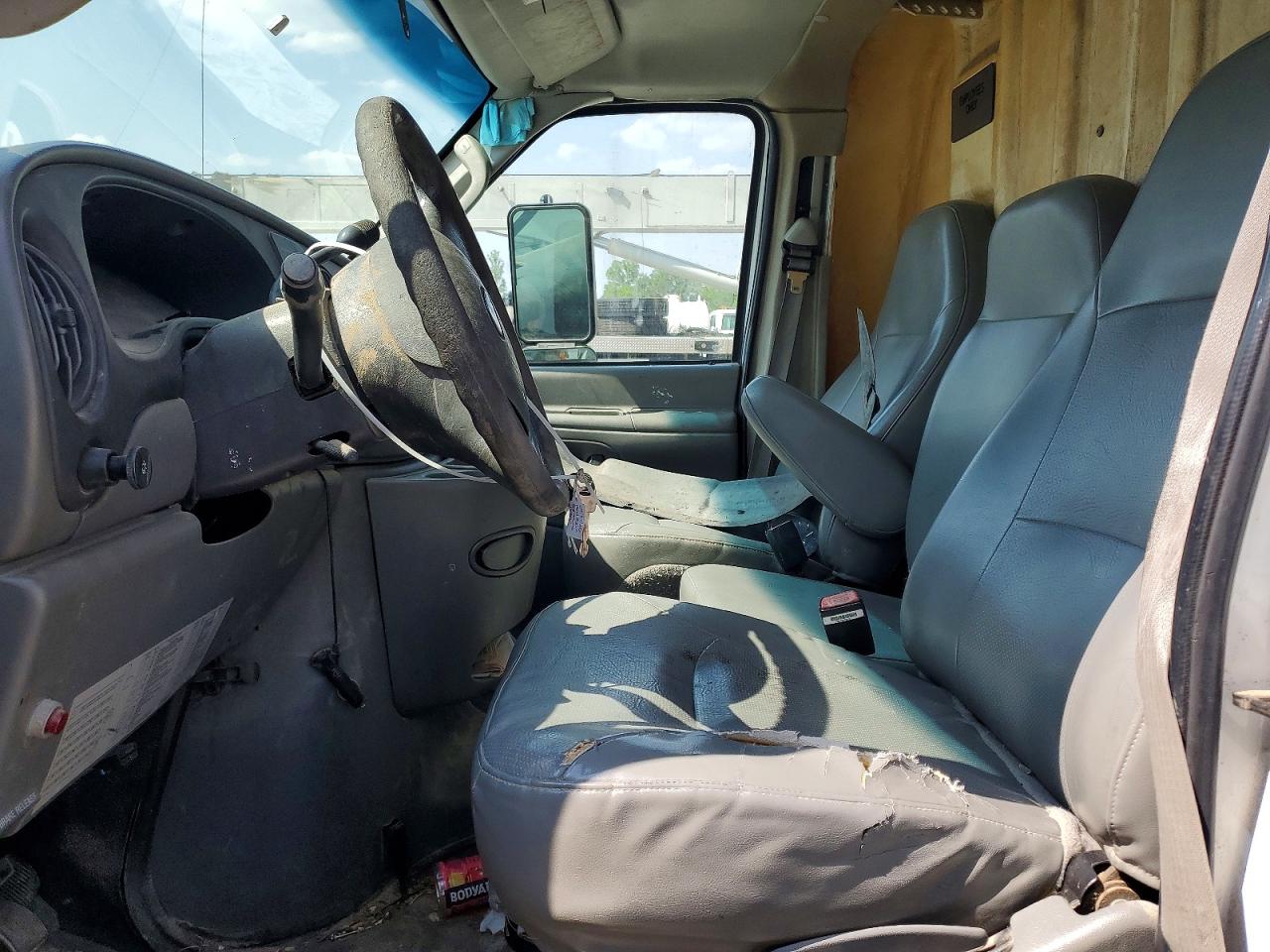 Ford Econoline E450 Super Duty Cutaway Van