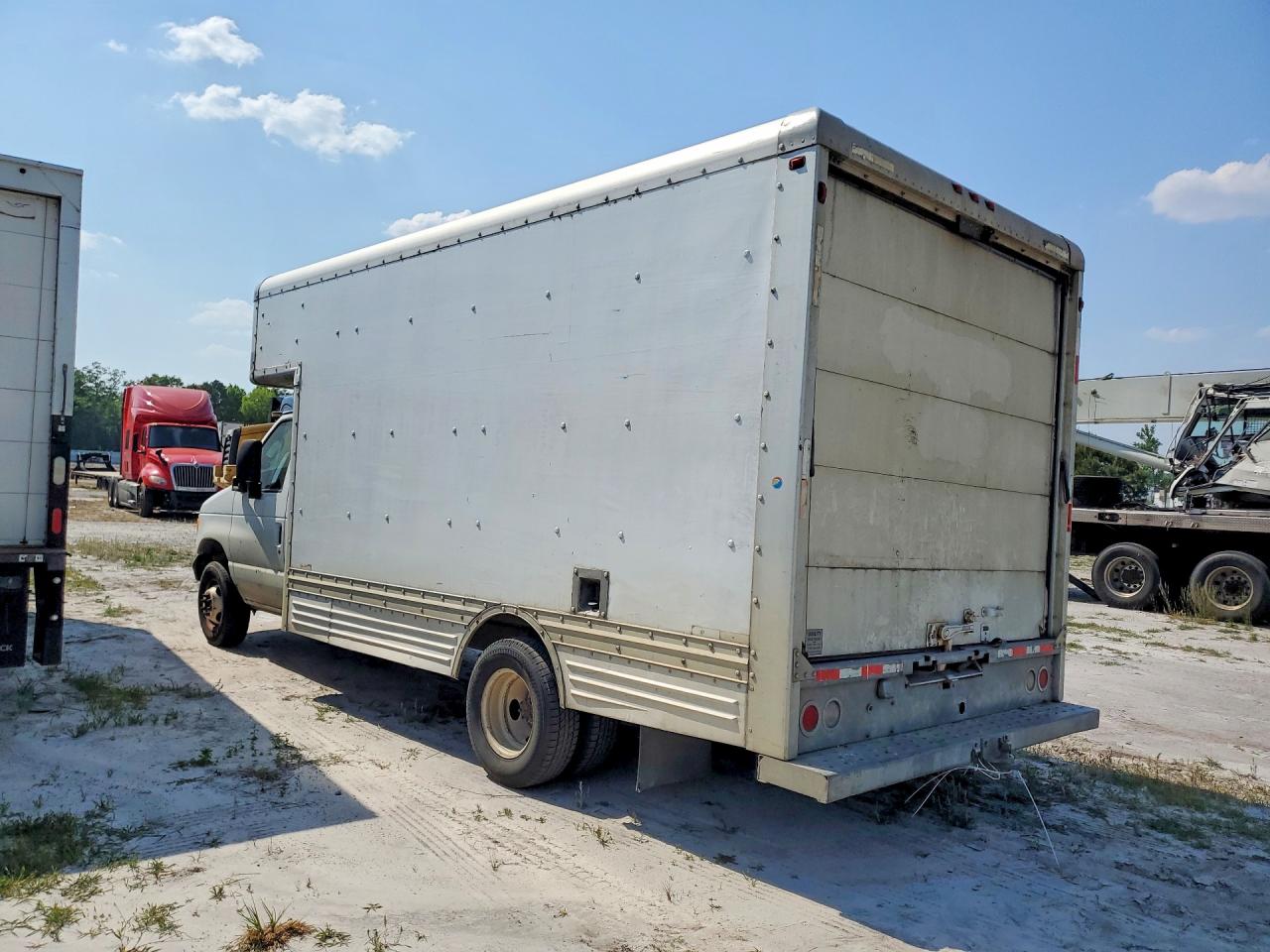 Ford Econoline E450 Super Duty Cutaway Van