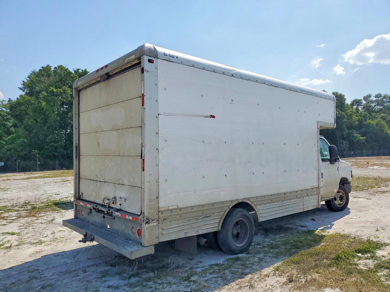 Ford Econoline E450 Super Duty Cutaway Van