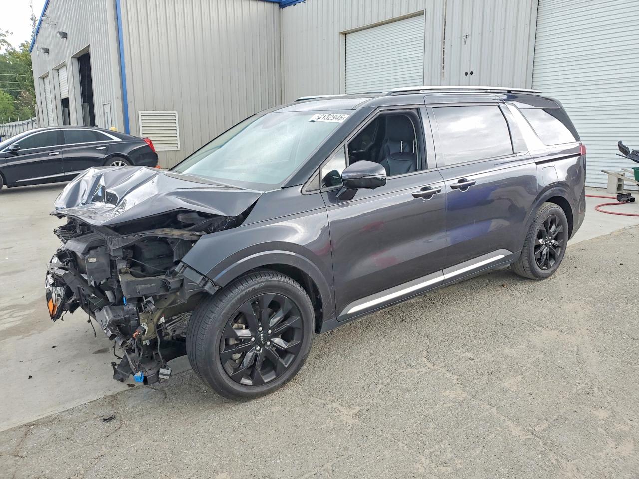 Salvage Kia Carnival Image